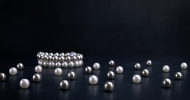Bílé Šedé Perly Náramky Černém Pozadí Móda Doplňky Šperky Luxus — Stock video