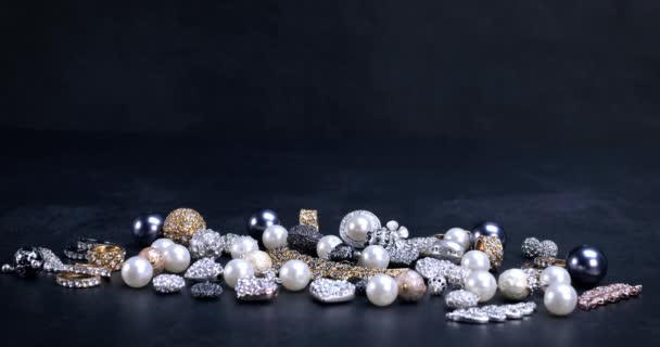 各种珠宝在黑色背景上镶嵌着金银珠宝 珠宝的概念 Dolly Shot — 图库视频影像
