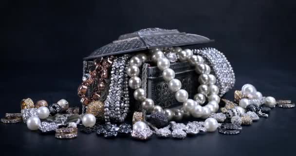 各种珠宝在黑色背景的银盒中镶嵌着金银财宝 采购产品手镯 珠宝的概念 Dolly Shot — 图库视频影像
