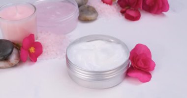 Kaplıca salonunda vücut losyonu ya da yüz kremi. Doğal vücut bakım ürünleri, rahatlama, detoks, aromaterapi, güzellik, sağlık, organik, spa konsepti. Yakın çekim 4k