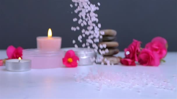 用蜡烛 矿泉石 花和身体乳液沐浴盐 动作缓慢 天然护肤产品 芳香疗法 有机概念 — 图库视频影像