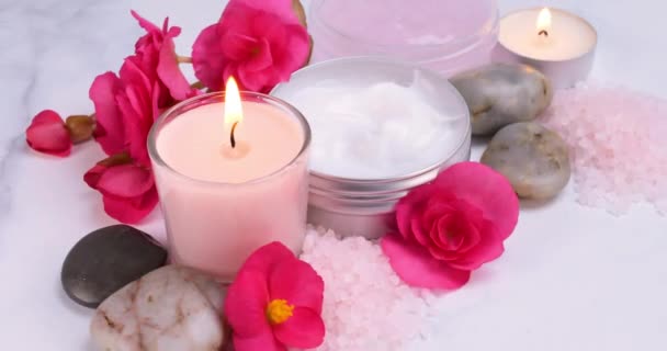 洗浴用的洗发水 洗浴用的盐 洗浴用的刷子 花和蜡烛 采购产品天然的护肤产品 芳香疗法 温泉的概念 — 图库视频影像