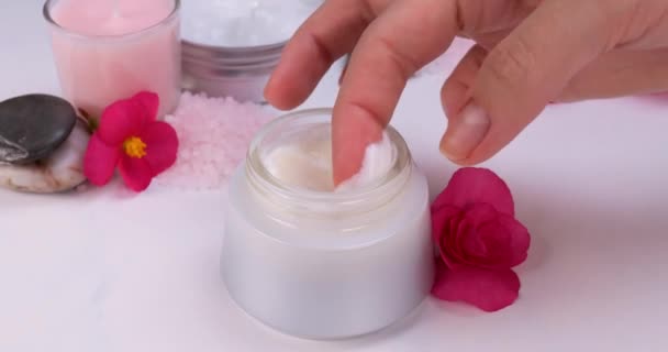 Vrouw Hand Voelt Natuurlijke Gezichtscrème Een Spa Salon Natuurlijke Lichaamsverzorging — Stockvideo