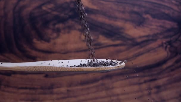 Chia Tohumları Kahverengi Arka Planda Tahta Bir Kaşığa Düşer Chia — Stok video