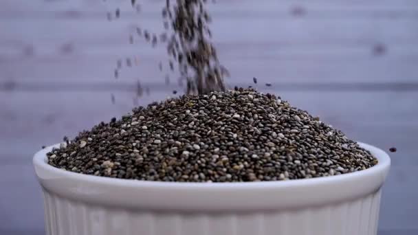 슬로우 모션에서 그릇에 떨어지는 씨앗은 미네랄 오메가 방지제 섬유가 풍부합니다 — 비디오