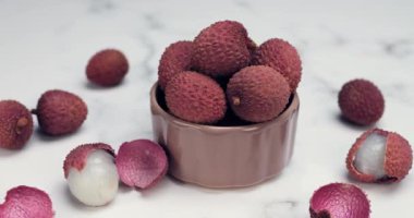 Cam kasede tropik meyve likörü. Litchi temel besinler, vitaminler, antioksidanlar ve mineraller içerir. Litchi oksidatif strese, kalp hastalıklarına, diyabete ve kanserlere karşı korur. Sağlıklı gıda konsepti. Dolly 4K çekti.