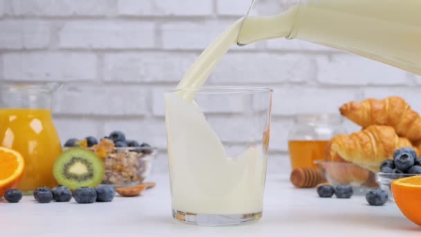Γεμίζω Ένα Ποτήρι Φρέσκο Γάλα Για Πρωινό Πηγή Ασβεστίου Για — Αρχείο Βίντεο