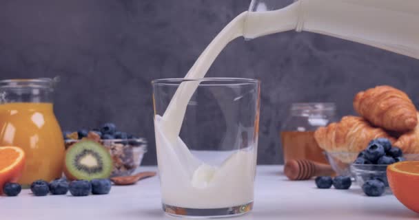 Riempire Bicchiere Latte Fresco Colazione Bevanda Sana Fonte Calcio Rallentatore — Video Stock