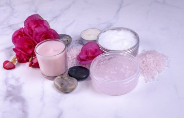 Vücut losyonu, banyo tuzu, fırça, çiçekler ve spa için mumlar. Doğal vücut bakım ürünleri, rahatlama, detoks, aromaterapi, güzellik, sağlık, organik, spa konsepti.