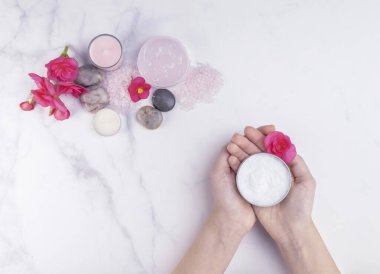 Spa salonunda el ele tutuşan doğal vücut losyonu. Doğal vücut bakım ürünleri, rahatlama, aromaterapi, güzellik, sağlık, organik, spa konsepti.