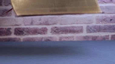 İncil, sabahları gri masada çalışmaya başlıyor. Komünyon ve ibadet konsepti için hazırlık. Yavaş çekim