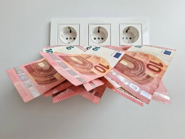 Concepto Electricidad Caro Toma Corriente Con Muchos Euros Pagar Por —  Fotos de Stock