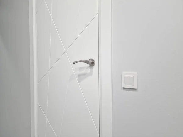 Bílé Moderní Vnitřní Dveře Zavírají Doma — Stock fotografie