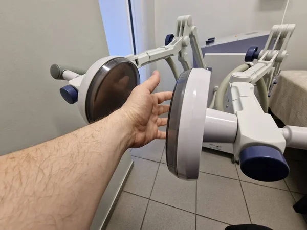 Elektromagnetische Golven Therapie Radiofrequentie Stimulatie Voor Mannelijke Hand Als Alternatieve — Stockfoto