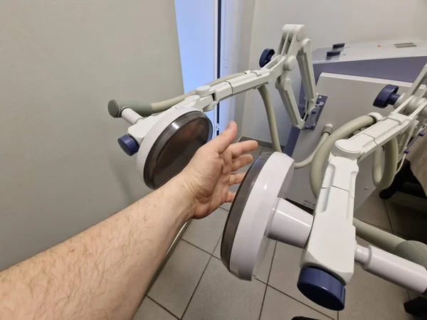 Elektromagnetisk Vågterapi Och Radiofrekvensstimulering För Manlig Hand Som Alternativ Medicin Royaltyfria Stockbilder