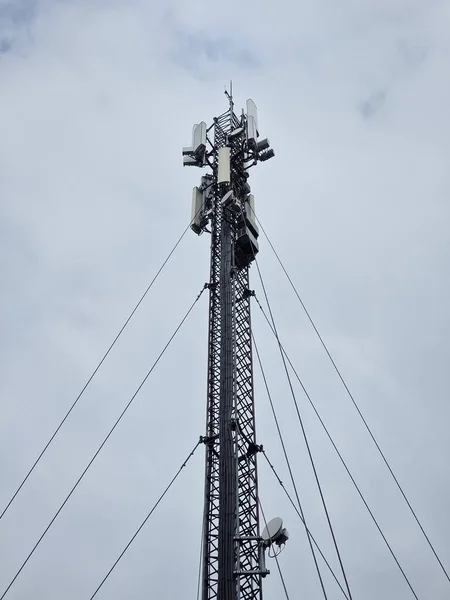 Lteと5G技術用基地局アンテナタワーとLteアンテナマスト — ストック写真