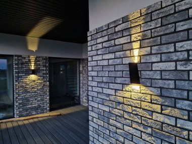 Duvara sabitlenmiş iki ışık demeti ile modern siyah lamba yakın