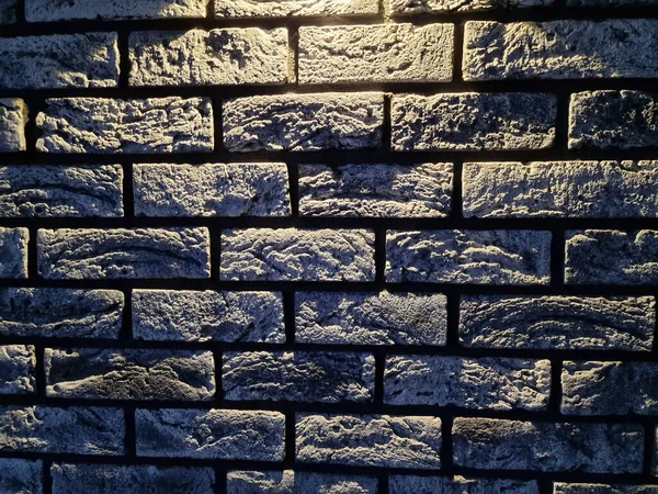 Wzór Cegieł Klinkierowych Ścianie Domu Nocy Oświetlone Lampą Ścienną — Zdjęcie stockowe
