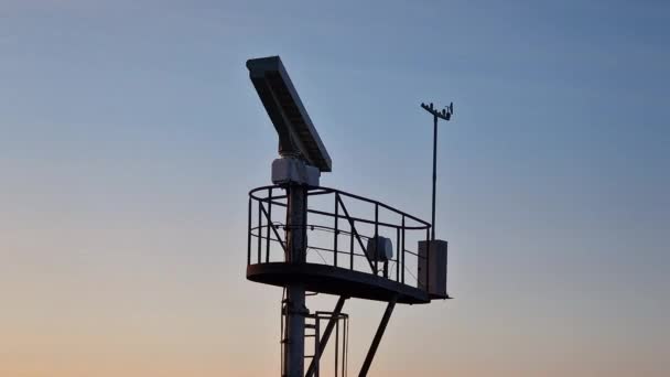 Antena Radarowa Okrętowa Lokalizacji Nawigacji Statków Podczas Zachodu Słońca — Wideo stockowe