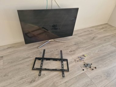 Duvardaki dijital LED TV tamiri. Bağlama parantezi için hazırlama