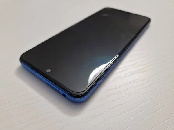5G技術を使用して動作する現代ブランドの新しいスマートフォン — ストック写真