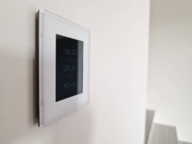 İyileştirici kontrol ve akıllı ev aygıtları için iklim uzaktan kontrol görüntüsü duvara sabitlendi