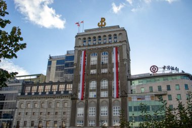 Varşova, Polonya - 2 Ekim 2022: Merkezi Polonya bayraklarıyla süslenmiş PAST binası şehir merkezi