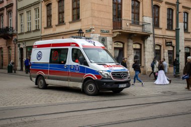 Krakow, Polonya, 1 Ekim 2022: Krakow şehir merkezinde ambulans sürüyor. 