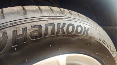 Varşova, Polonya - 2 Ekim 2022 Hankook marka lastik logosu. 