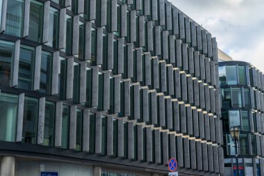 Varşova, Polonya - 2 Ekim 2022 Varşova 'da bir ofis binası. Varşova şehrindeki modern ofis binaları