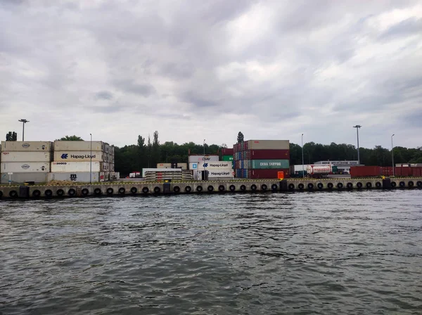 波兰格但斯克 2022年7月18日 商业港口的集装箱船 格但斯克港 造船厂的工业区 — 图库照片