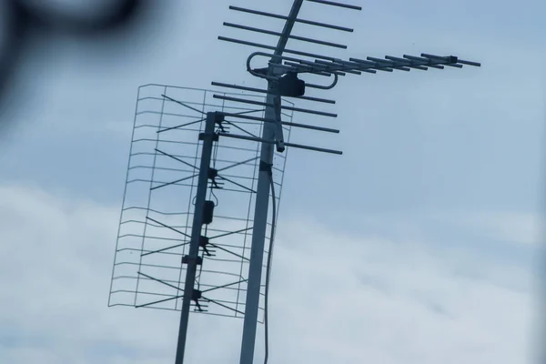 Uhf Antenne Antenne Oder Ariel Vor Blauem Himmel Hintergrund — Stockfoto