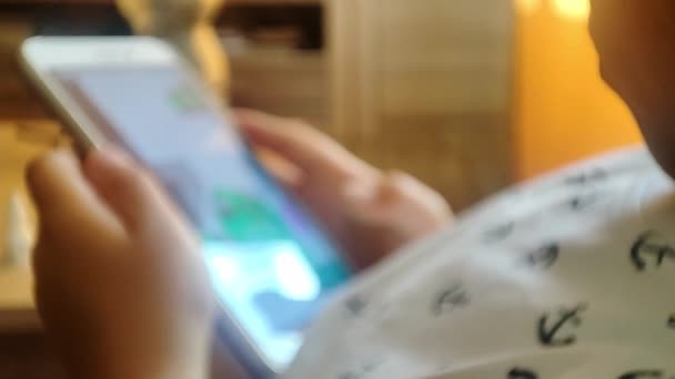 Zamazana Ręka Dziecka Dotykając Ekranu Telefonu Komórkowego Podczas Gry Zamknij — Wideo stockowe