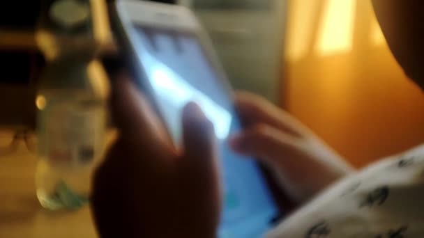Oklar Barnets Hand Vidrör Mobiltelefonskärmen Medan Spelar Ett Spel Nära — Stockvideo