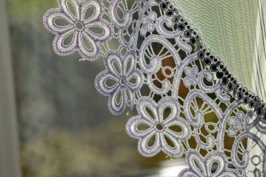 Evdeki beyaz fırfırlı perdenin bir parçası. Beyaz perdeli bir iç mekan. Modern perde kapanışı