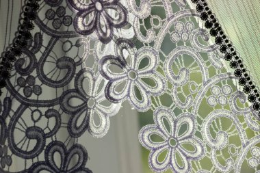 Evdeki beyaz fırfırlı perdenin bir parçası. Beyaz perdeli bir iç mekan. Modern perde kapanışı