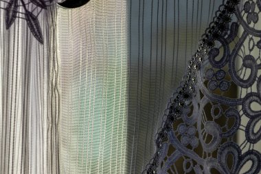 Evdeki beyaz fırfırlı perdenin bir parçası. Beyaz perdeli bir iç mekan. Modern perde kapanışı