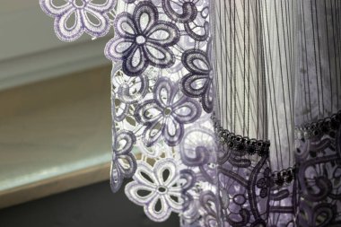 Evdeki beyaz fırfırlı perdenin bir parçası. Beyaz perdeli bir iç mekan. Modern perde kapanışı