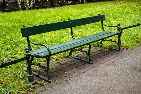 Empty Green Bench Public Park People Bench Relaxation Concept Outdoor — Stock Photo, Image