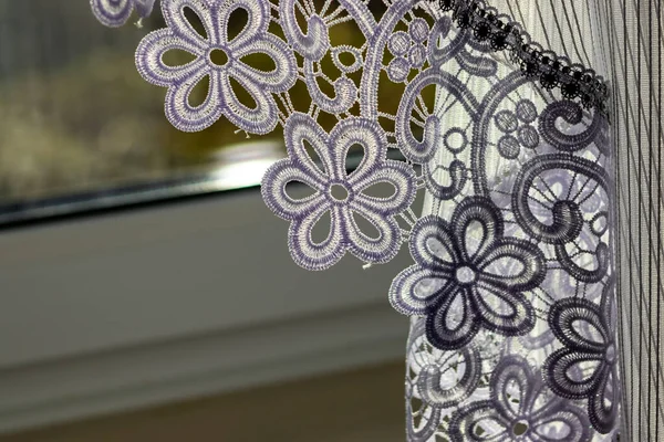 Evdeki beyaz fırfırlı perdenin bir parçası. Beyaz perdeli bir iç mekan. Modern perde kapanışı