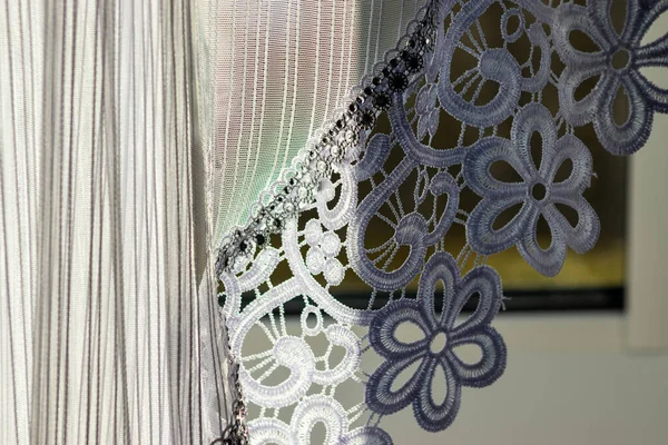 Evdeki beyaz fırfırlı perdenin bir parçası. Beyaz perdeli bir iç mekan. Modern perde kapanışı