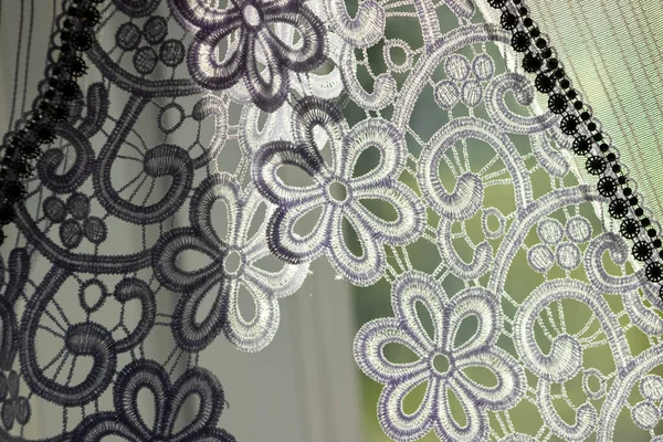 Evdeki beyaz fırfırlı perdenin bir parçası. Beyaz perdeli bir iç mekan. Modern perde kapanışı