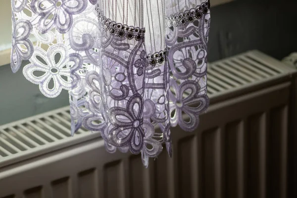 Evdeki beyaz fırfırlı perdenin bir parçası. Beyaz perdeli bir iç mekan. Modern perde kapanışı