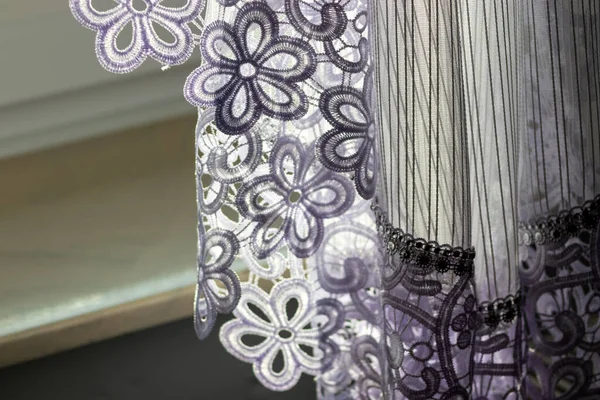 Evdeki beyaz fırfırlı perdenin bir parçası. Beyaz perdeli bir iç mekan. Modern perde kapanışı