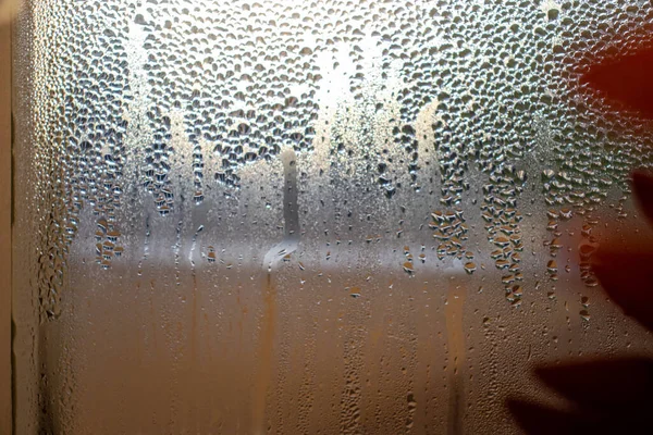 大雨后有冷凝水或蒸汽的窗户 房子的窗户漏水了 — 图库照片