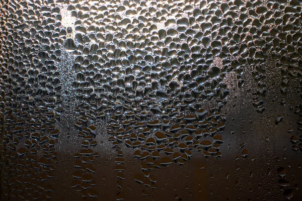 폭우가 쏟아진 응축이나 증기로 창문을 집안에 창문들 — 스톡 사진