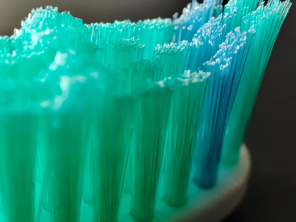 歯ブラシマクロ プラスチックベースに毛を持つ新しい歯ブラシ 歯ブラシの頭と毛のマクロを閉じる — ストック写真