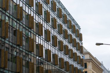 Varşova, Polonya - 2 Ekim 2022 Varşova şehrinde birçok penceresi olan bir bina. Avrupa binası, Şehir sokak manzarası