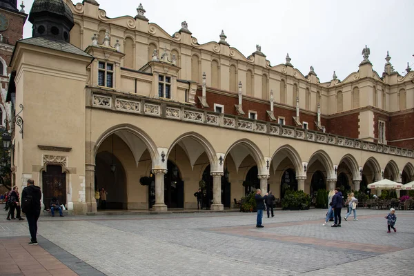 Cracow, Polonya, 1 Ekim 2022: St Mary Bazilikası ve Ana Pazar Meydanı.