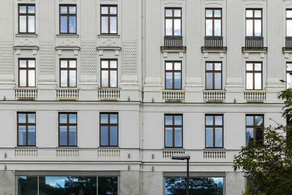 Варшава Польща Жовтня 2022 Будівля Багатьма Вікнами Варшаві Європейський Будинок — стокове фото